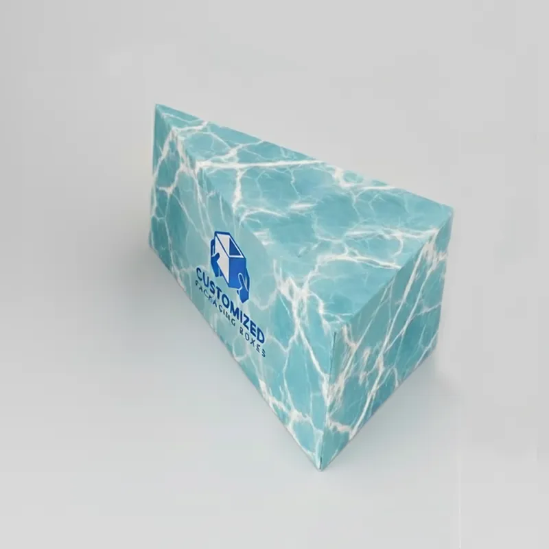 A clear cake slice box, likely for individual desserts, featuring a triangular design with a see-through top for viewing the contents.
